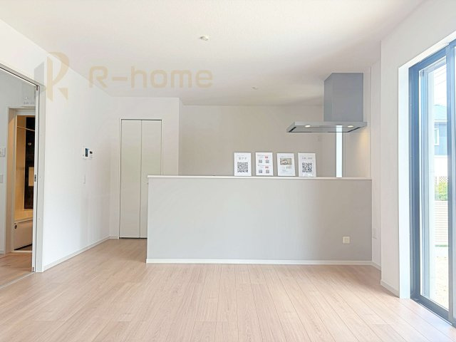 水戸市酒門町16期　新築戸建て　2号棟のキッチン|コンロ前も壁がない嬉しい仕様！パントリーとしても活用できるキッチン収納付き♪