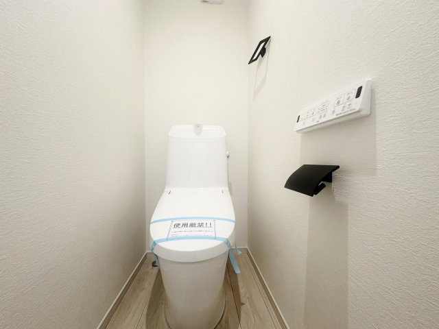 練馬区東大泉6丁目 全3棟 3号棟のトイレ|2階トイレ
トイレは各階に設けているので忙しい朝にも便利です(2号棟)