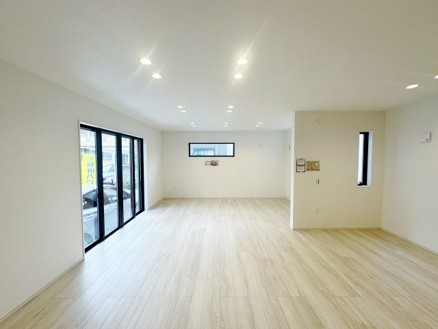 練馬区東大泉6丁目 全3棟 3号棟の居間・リビング|LDKは24.5帖のプレミアムな空間です
足元には床暖房を設置しています
リビング+水回りを配した生活しやすい間取りです(3号棟)