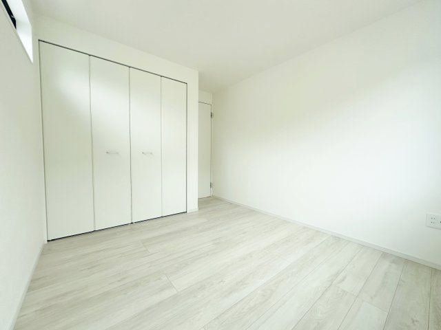 練馬区東大泉6丁目 全3棟 3号棟の洋室|2階5.2帖洋室は2面開口の明るく快適なお部屋です
壁面ワイドな収納が魅力的です(3号棟)