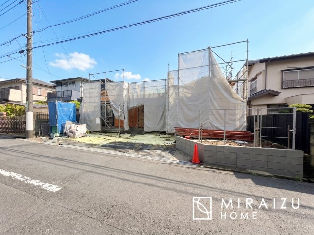 【外観】 | 青く澄み渡った綺麗な空と、陽の光をたっぷりと受ける、そんな新築住宅で新生活をスタートしてみませんか？見学・ご相談等、ミライズホーム(株)までお気軽にご連絡下さい。