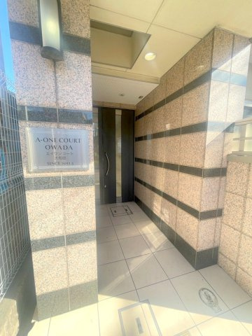 A-One Court OWADA　仲介手数料無料のエントランス