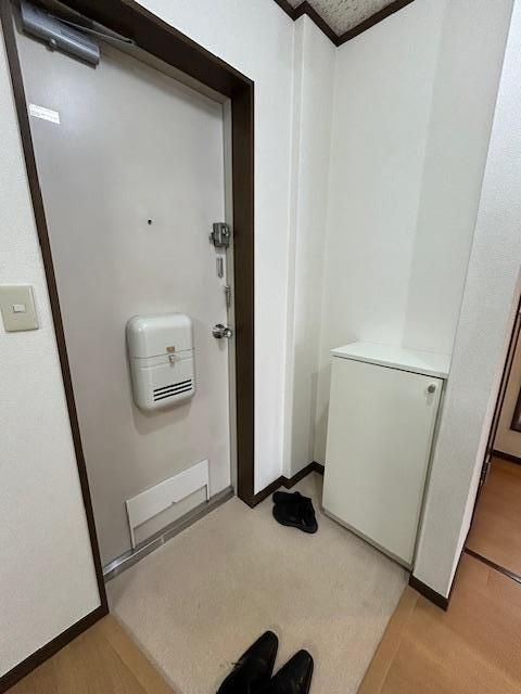 クレッセント椎名町１号棟の玄関