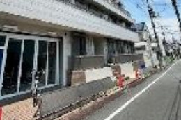 クレッセント椎名町１号棟のエントランス