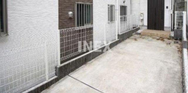 横浜市西区南軽井沢戸建の駐車場