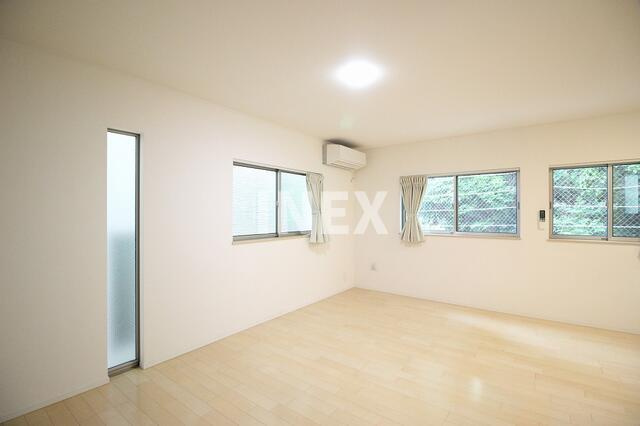横浜市西区南軽井沢戸建の居間・リビング