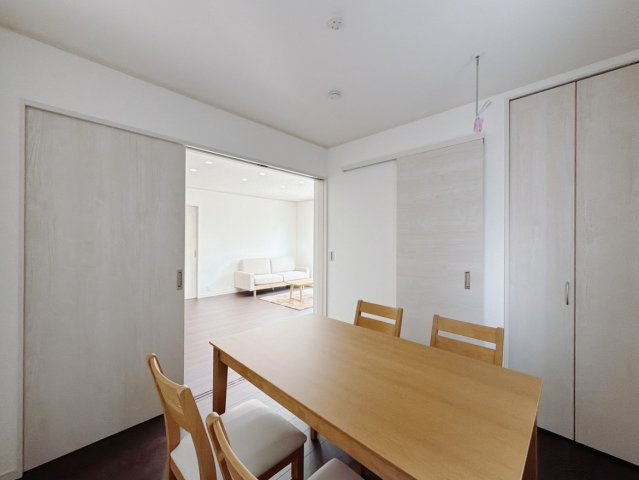 【新築戸建】桐生市広沢町の洋室|■洋室｜1階洋室はお子様が赤ちゃんの時は遊ぶ部屋、成長するにつれて日常的にみんなが使うようになり、ご夫婦が歳をとり2階の階段よりも安全な1階を主な部屋にする。時代に合わせて使い方が変化するお部屋♪