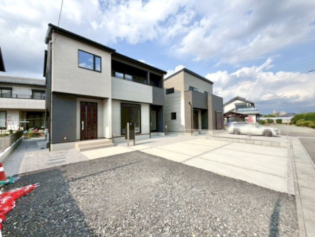 【新築戸建】桐生市広沢町の外観|■外観｜庭付き一戸建てならお子様やペットが走り回っても大丈夫！伸び伸びと遊び、過ごすことができます♪