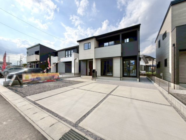 【新築戸建】桐生市広沢町の外観|■外観｜周囲の景観に調和しつつもしっかりとした存在感を感じられる外観で、長く愛される住まいを演出します♪