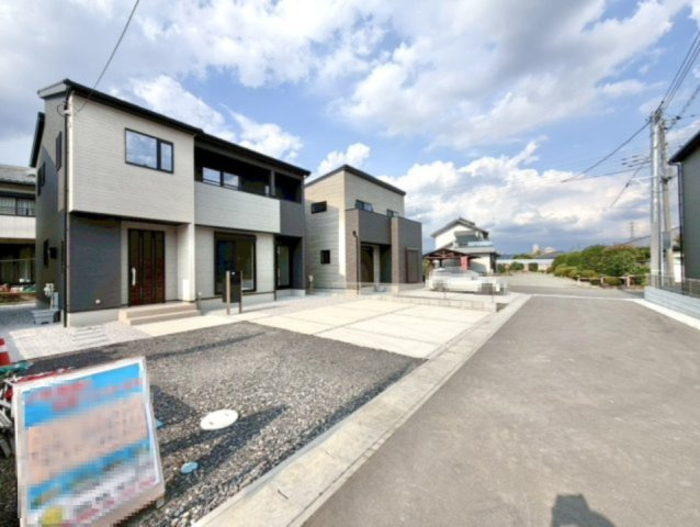 【新築戸建】桐生市広沢町の外観|■外観｜前面道路が広く見渡しが良いため、車の出入りやすれ違いもスムーズで日々の運転も安心して行えます♪