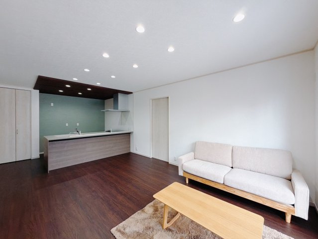 【新築戸建】桐生市広沢町の居間・リビング|■リビング｜家具が設置されていて、生活イメージがしやすくなっております(*＾＾*)大きなソファーやテーブルを置いてもゆとりのある空間です♪