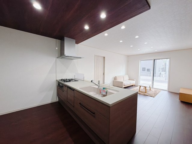 【新築戸建】桐生市広沢町のキッチン|■キッチン｜リビングまでの見通しが良く、家事をしながらでも、お子様の様子を見られるようになっています。お子様がいつもママのそばにいる安心感も生まれます♪