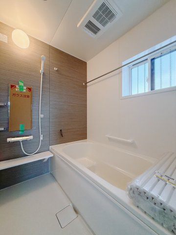 【新築戸建】桐生市広沢町の浴室|■浴室｜清潔感あふれる浴室には、カビを防ぎ雨の日でも洗濯物を乾かせられる浴室暖房乾燥機を標準装備しております♪毎日のお手入れが楽になります(*^^*)
