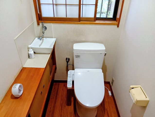 売中古戸建　静岡市清水区青葉町　のトイレ|１階にはトイレが２つあります。