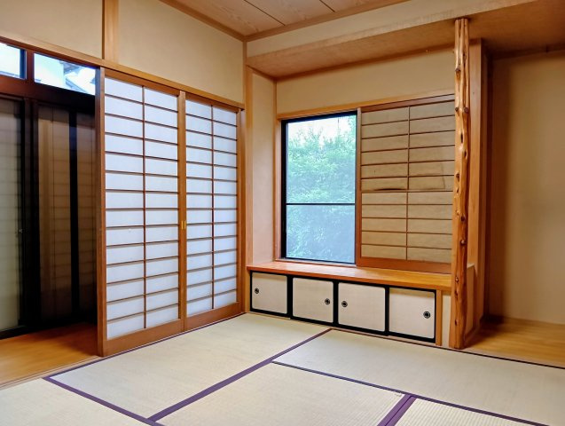 売中古戸建　静岡市清水区青葉町　の和室|１階の4.5畳の部屋の真ん中は、半畳の畳を取り外して掘りごたつのように使えます。