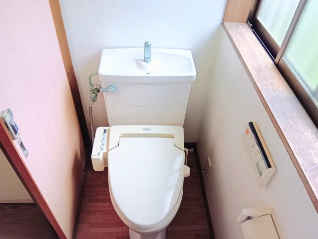 売中古戸建　静岡市清水区青葉町　のトイレ|２階にもトイレが１つあります。