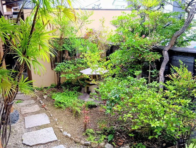 売中古戸建　静岡市清水区青葉町　の庭|門扉をくぐるとこだわりのお庭