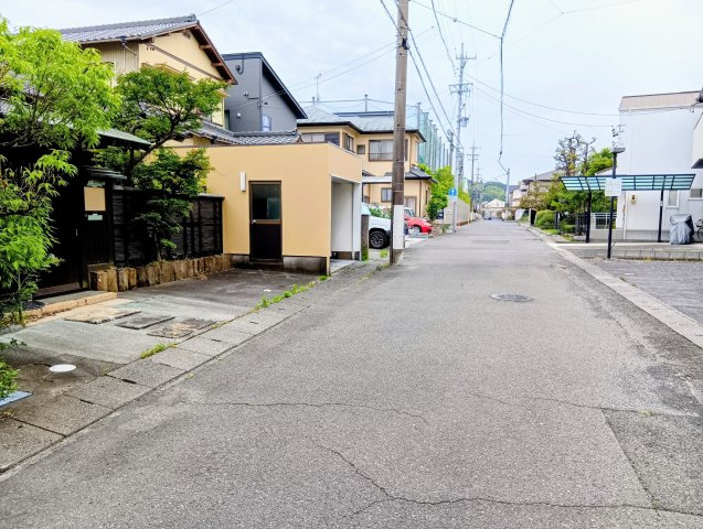売中古戸建　静岡市清水区青葉町　の前面道路含む現地写真|北西側の市道（幅員6ｍ）に接道
