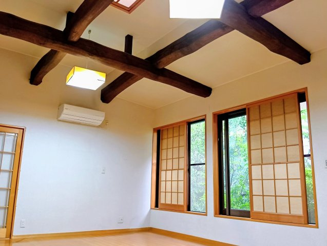 売中古戸建　静岡市清水区青葉町　の洋室|１階のひろびろリビング