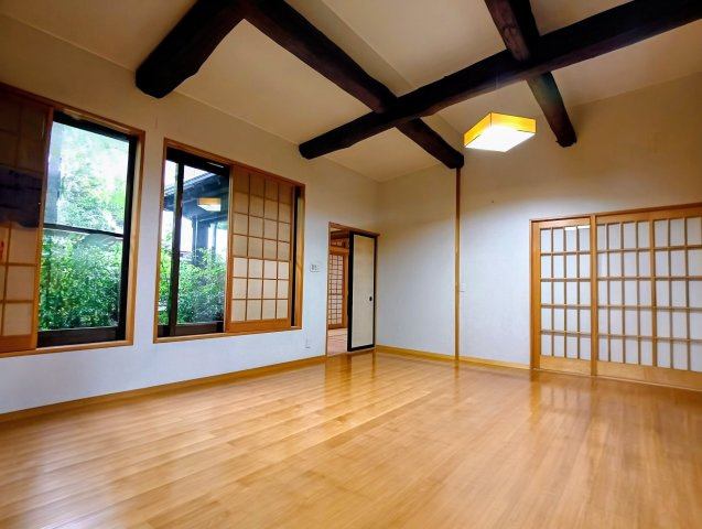 売中古戸建　静岡市清水区青葉町　の洋室|大きな窓で明るく開放感があります。