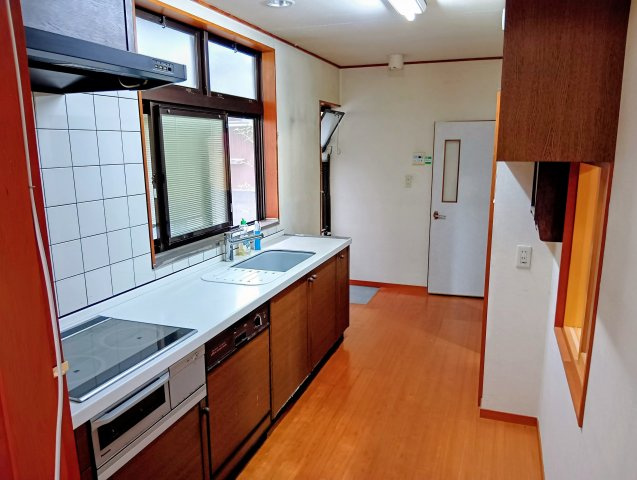 売中古戸建　静岡市清水区青葉町　のキッチン|キッチンにも大きな窓