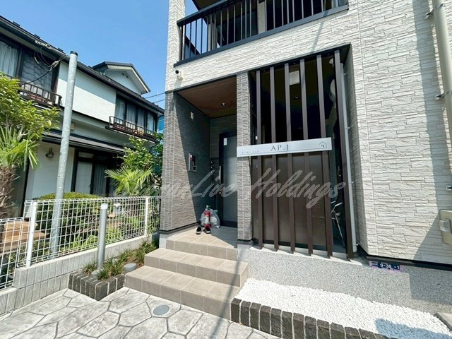 茅ヶ崎市赤松町のアパートのエントランス