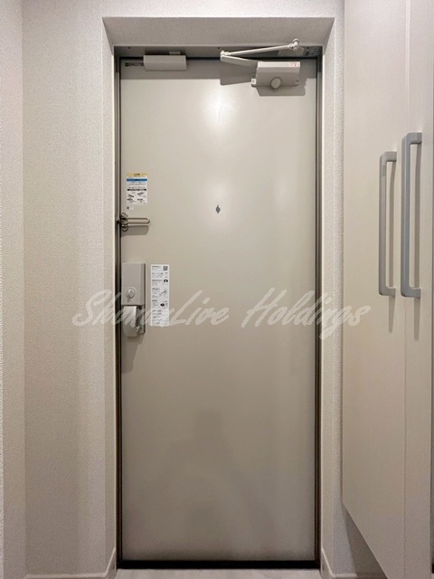 茅ヶ崎市赤松町のアパートの玄関