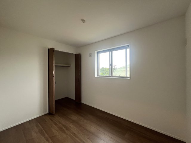 見晴らしの良い高台、これが本牧らしさでもあります。ラスト1棟は早い者勝ち！！な【中区本牧町1丁目新築戸建】の洋室|広々とした洋室です