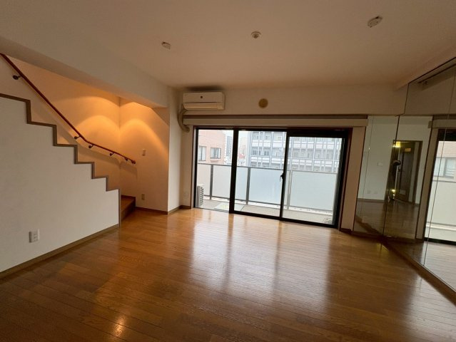 ワコーレロイヤル根岸のロビー