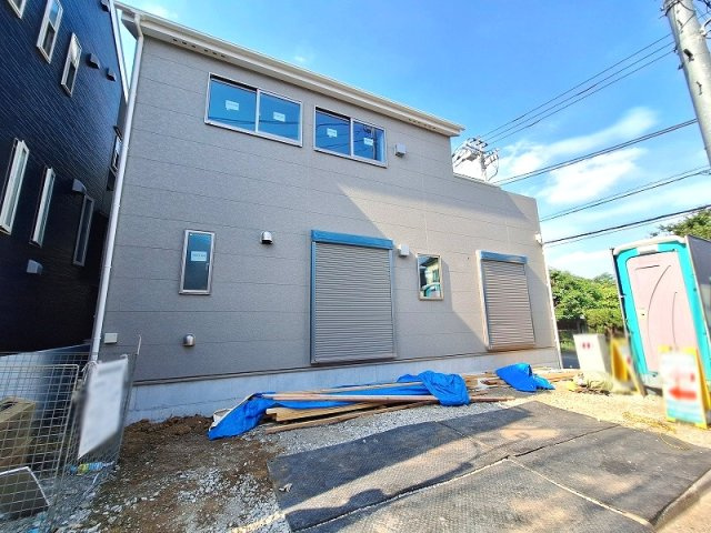 【外観】 | 練馬区土支田3丁目新築一戸建住宅　全1棟（成増店） | 1階には雨戸シャッターを設置。防犯性を高めるとともに台風や強風時の飛来物から窓を守り、安心・安全な暮らしをサポートします。