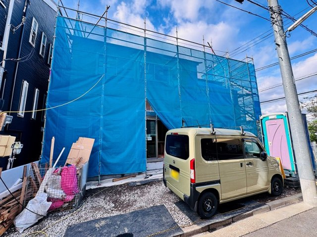【外観】 | 練馬区土支田3丁目新築一戸建住宅　全1棟（成増店） | 1階には雨戸シャッターを設置。防犯性を高めるとともに台風や強風時の飛来物から窓を守り、安心・安全な暮らしをサポートします。