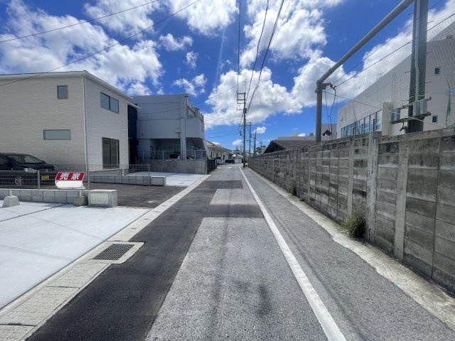 与那原町与那原（全4棟）ラスト4号棟の前面道路含む現地写真|※北側公道4.7m♪