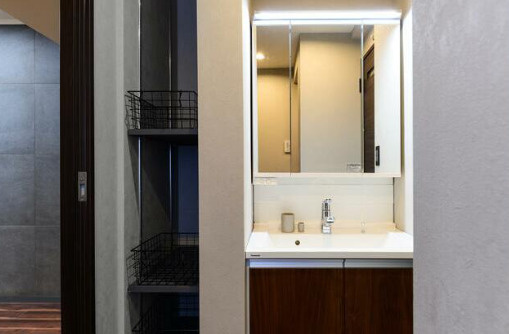 マンション市ヶ谷の独立洗面台|三面鏡の独立洗面台