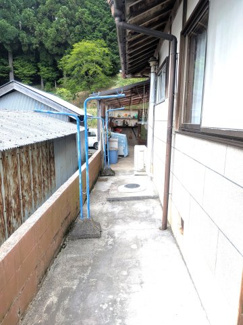 【庭】 | 高槻市大字田能小字城山 | ■屋根つきの洗濯物干し場があり雨の日でも安心です！
