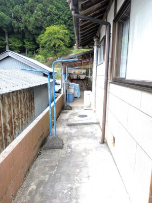 【庭】 | 高槻市大字田能小字城山 | ■屋根つきの洗濯物干し場があり雨の日でも安心です！

