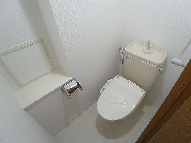 神戸市兵庫区湊川町８丁目の賃貸マンションのトイレ|温水洗浄便座付きのトイレ