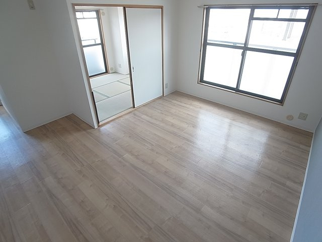 神戸市兵庫区湊川町８丁目の賃貸マンションの居間・リビング|日当たりの良い明るいリビングスペース