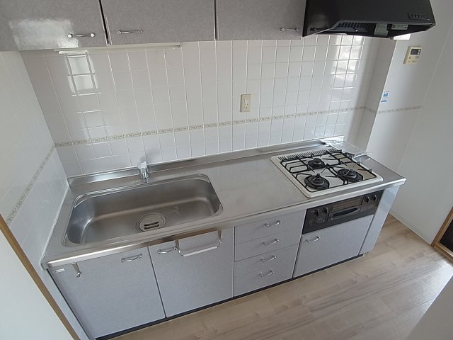 神戸市兵庫区湊川町８丁目の賃貸マンションのキッチン|システム3口ガスキッチン、グリル付き