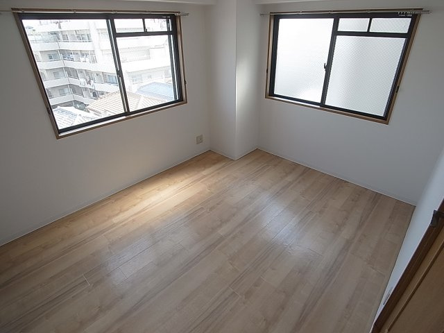 神戸市兵庫区湊川町８丁目の賃貸マンションの内装|洋室6.5帖のお部屋も2面窓で風通し良好