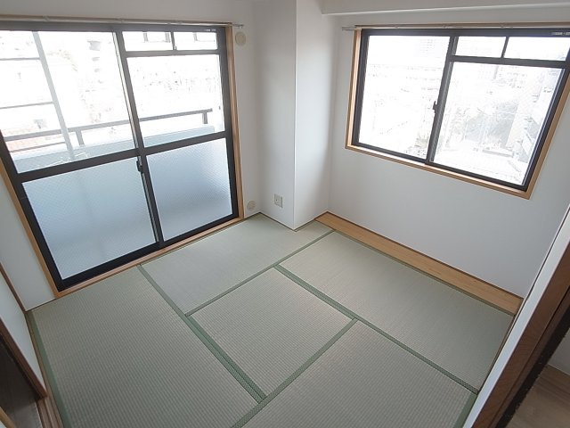 神戸市兵庫区湊川町８丁目の賃貸マンションの設備|和室も2面採光で明るい室内