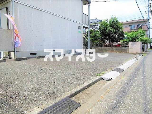 青梅市新町３丁目のアパートの駐車場