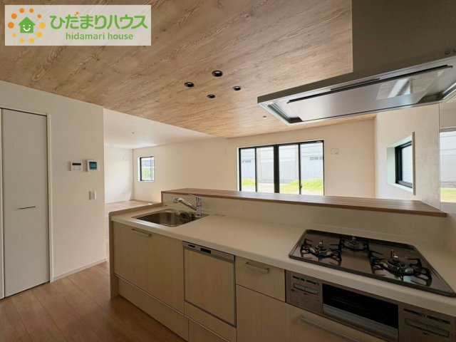 ひたちなか市津田東1期　新築戸建　1号棟のキッチン|3口コンロと収納豊富なキッチンで、ママの毎日のお料理もはかどります☆