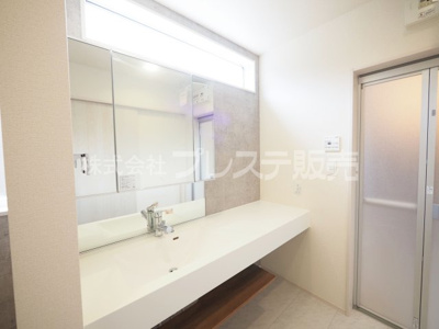 【洗面所】 | 奈良市法蓮町の新築一戸建 全２区画 ４ | 現地写真（２号地洗面）シャワー付き洗面化粧台