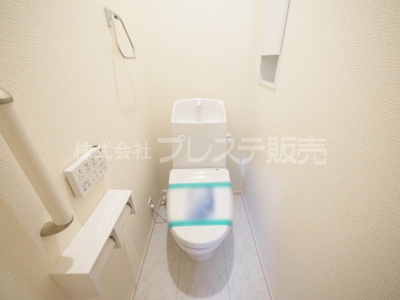 【トイレ】 | 奈良市法蓮町の新築一戸建 全２区画 ４ | 現地写真（２号地１階トイレ）温水洗浄便座を標準装備！