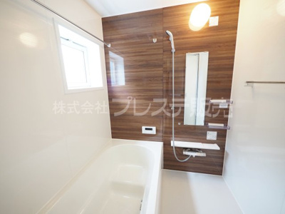 【浴室】 | 奈良市法蓮町の新築一戸建 全２区画 ４ | 現地写真（２号地浴室）浴室暖房乾燥機を標準装備！