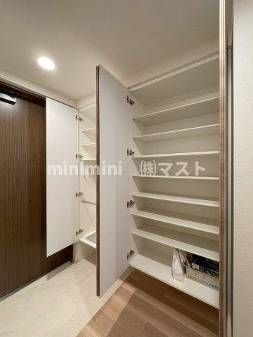 ローレルタワー堺筋本町の玄関