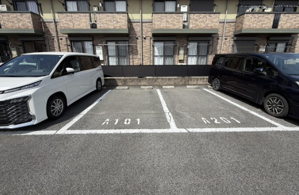グリーンヴィレッジあいD棟の駐車場