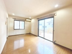 守谷市美園5丁目の居間・リビング|【リフォーム中7/12更新】リビング。リビングは南向きになります。お庭にもつながっております。床フロアタイル張り、クロス張替を行います。