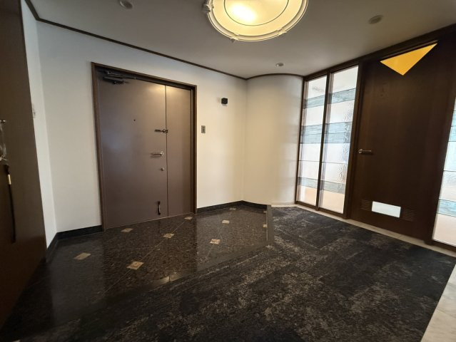 ＫＢコンフォート三条の玄関
