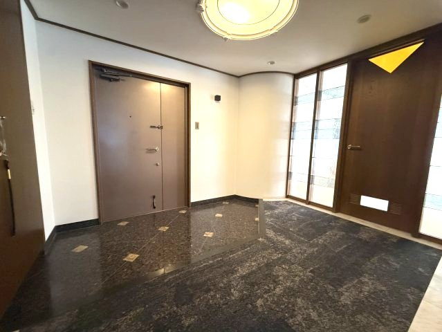 ＫＢコンフォート三条の玄関